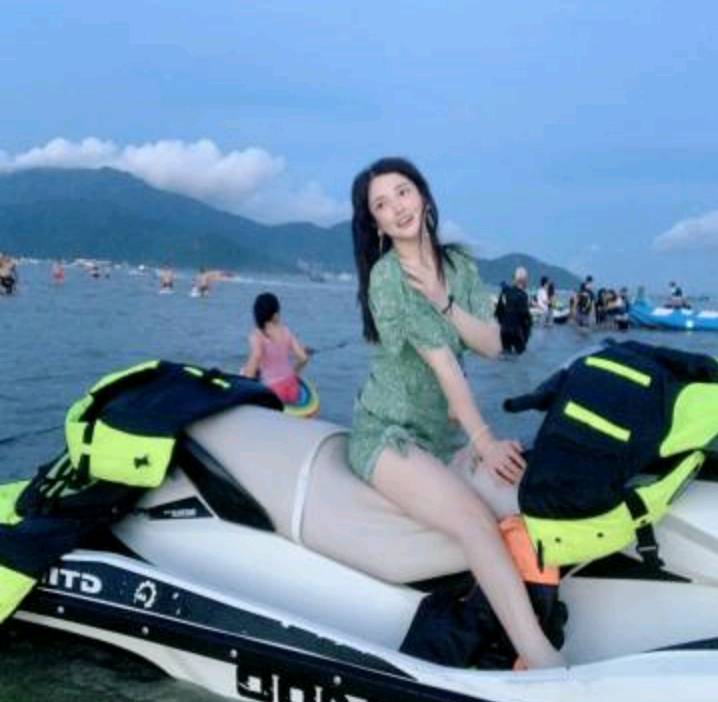 高挑性感主动美女